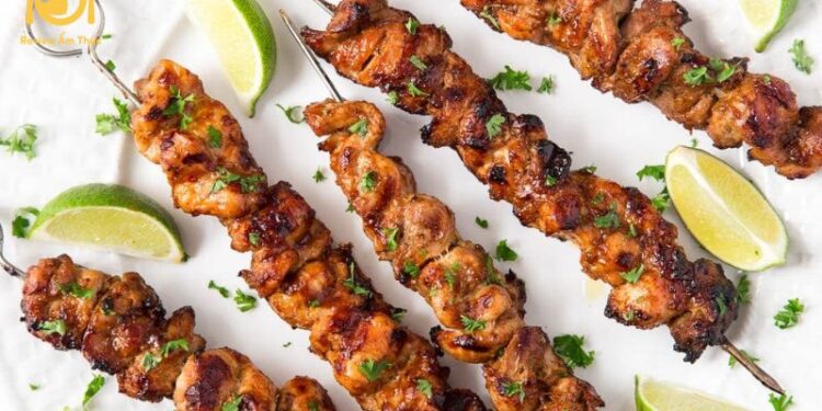 Đổi vị cuối tuần với gà xiên nướng mật ong đơn giản, dễ làm 6 gà xiên nướng mật ong