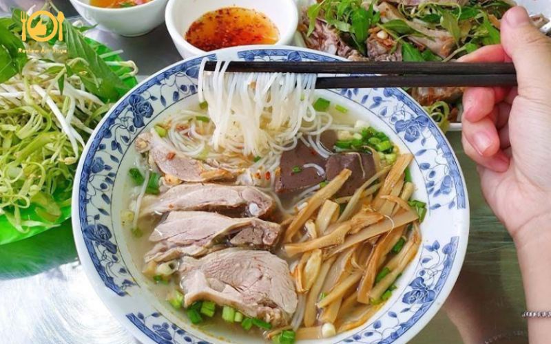 bún măng vịt lê văn sỹ