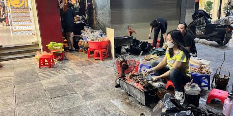 Review Chân Gà Nướng Bà Triệu - Quán vỉa hè nhưng lại đông khách? 5 chân gà nướng bà triệu