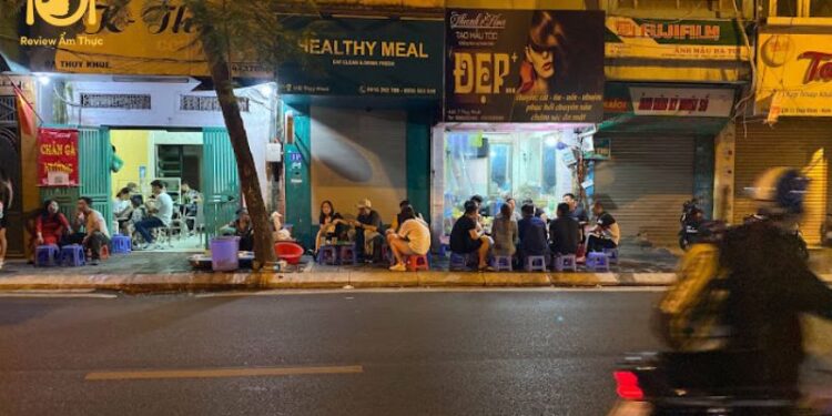 Review quán chân gà nướng Thụy Khuê - Quán vỉa hè cực đông khách 6 chân gà nướng thụy khuê