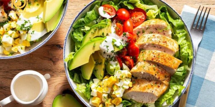 Bật mí cách làm salad ức gà nướng thơm ngon “bất bại” tại nhà 11 salad ức gà nướng