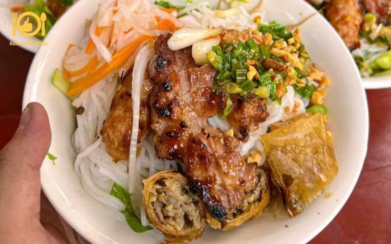 bún thịt nướng Cách Mạng Tháng 8