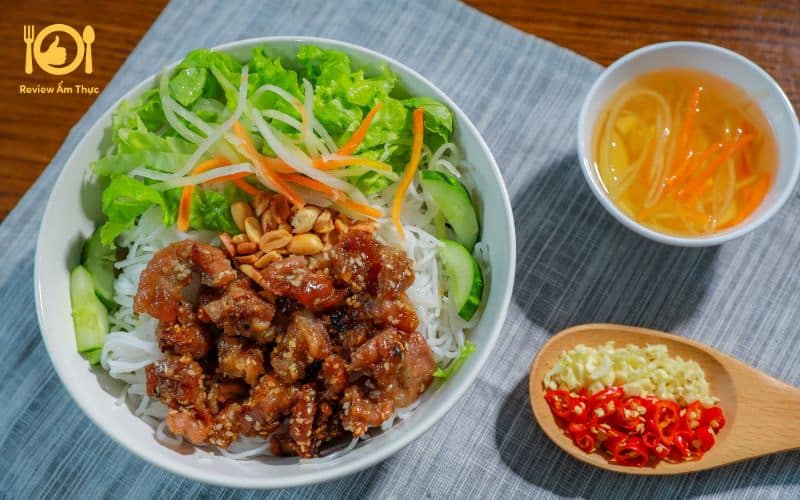 bún thịt nướng cô lan