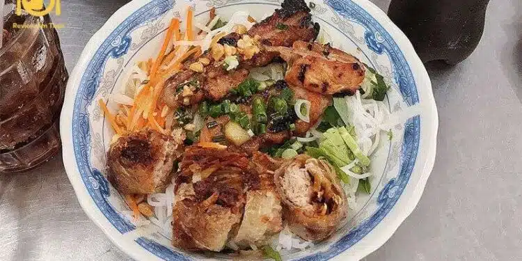 Review chi tiết quán bún thịt nướng Cô Sáu thơm ngon nức tiếng