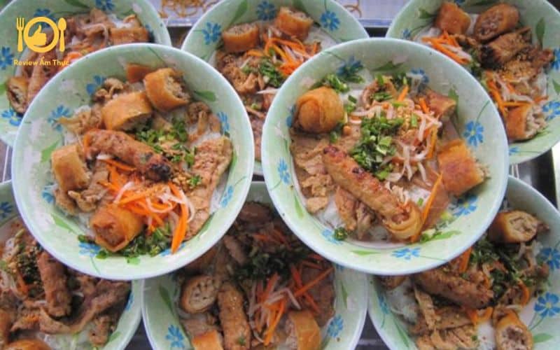 bún thịt nướng Hoàng Văn