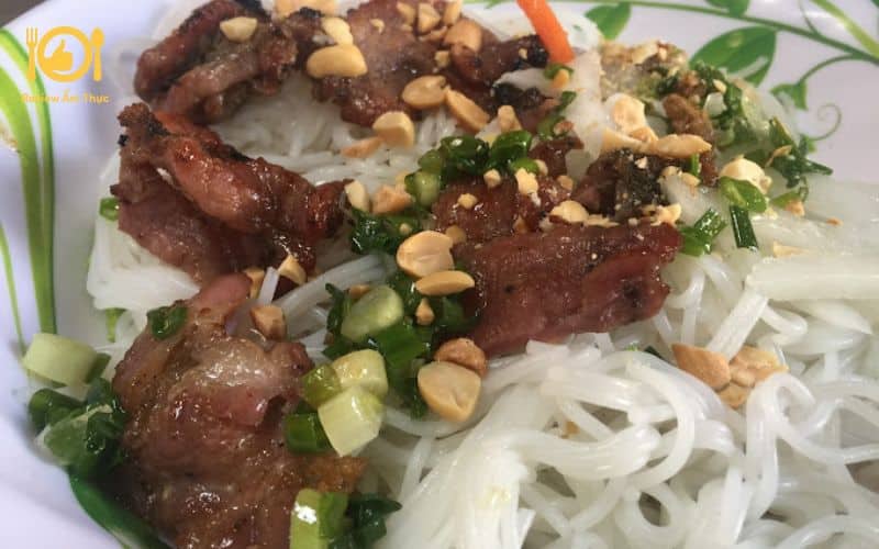 bún thịt nướng sáu cận