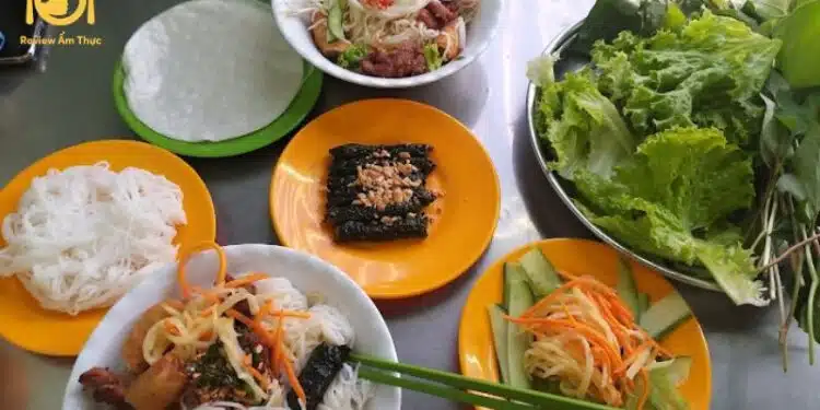 Review quán bún thịt nướng Sáu Cận, hương vị món ăn có gì ngon? 6 bún thịt nướng sáu cận