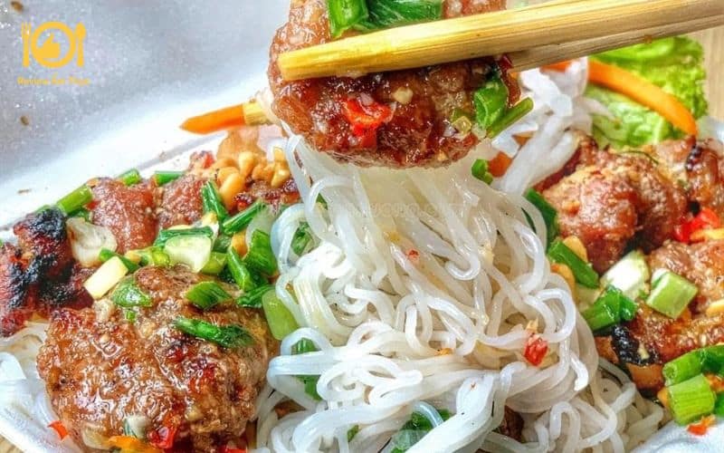 bún thịt nướng chả giò