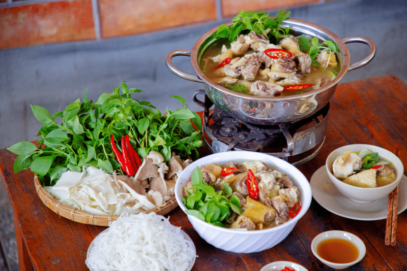 lẩu gà lá é