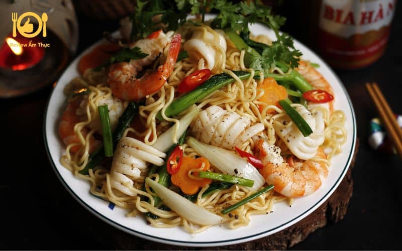 Khám phá bí mật mì trộn hải sản – nơi biển cả hòa quyện cùng sợi mì thơm ngon