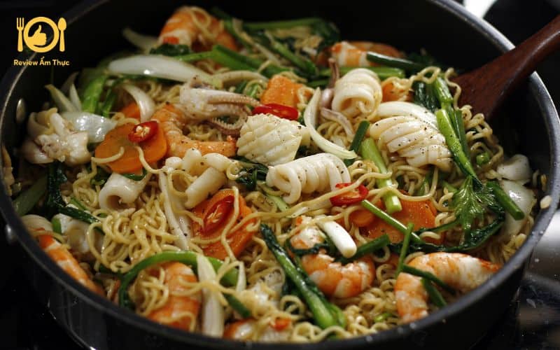 Nguyên liệu đơn giản nhưng tạo nên mì trộn hải sản đậm đà khó quên