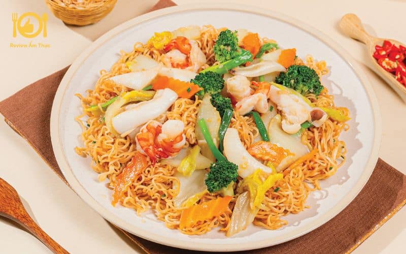 Cách ăn chuẩn để mì trộn hải sản bùng nổ vị giác