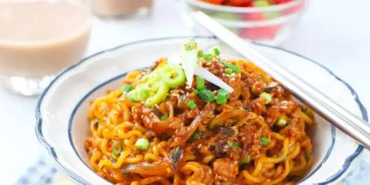 Mì trộn sốt Thái, món ăn làm bạn “mê tít” từ miếng đầu tiên! 10 mì trộn sốt thái