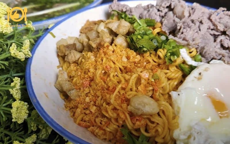 mì trộn trứng muối