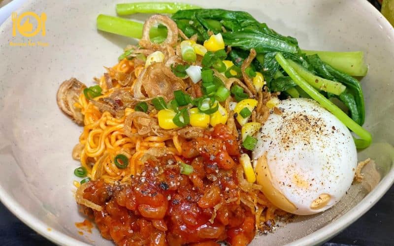 mì trộn trứng muối