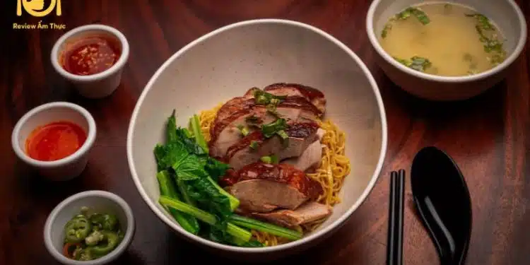 Cách làm mì trộn vịt quay thấm đẫm sốt cực hấp dẫn 6 Mì trộn vịt quay