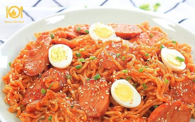 Mì trộn xúc xích