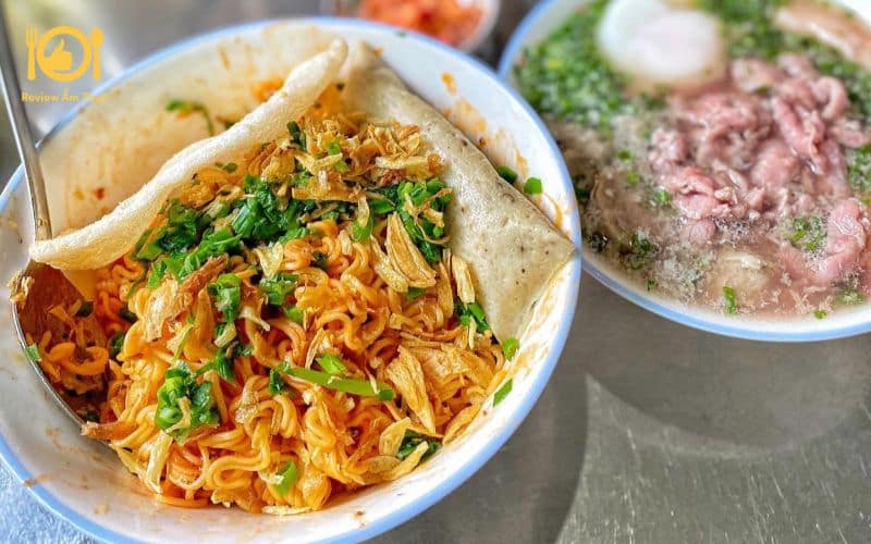 Trứng lòng đào tan chảy trong từng sợi mì – Toplist mì trộn Sài Gòn gọi tên Kỳ Đồng