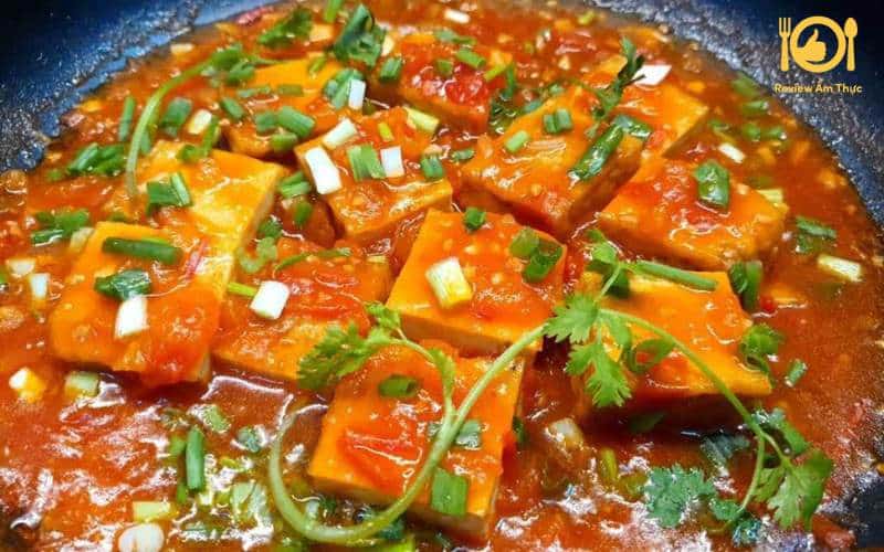 Đậu hũ sốt cà chua với rau thơm trang trí đẹp mắt