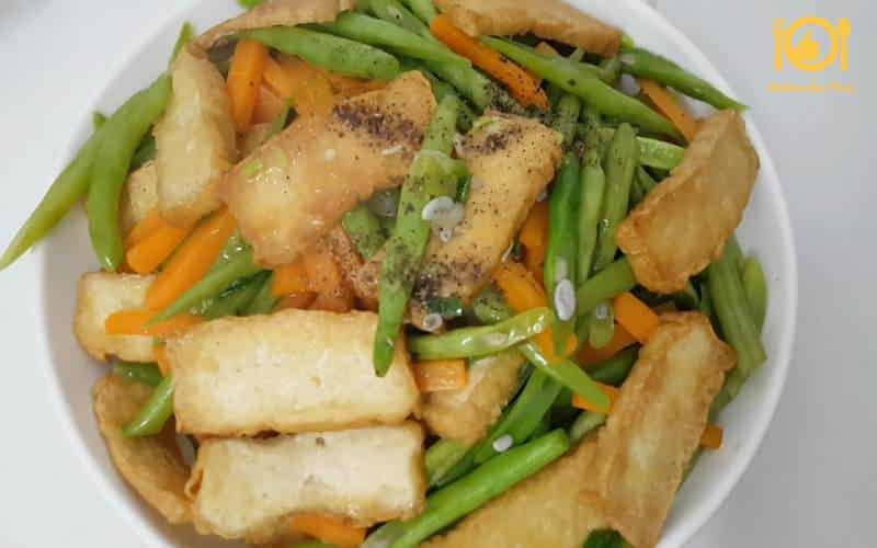Đậu hũ áp chảo vàng, xào cùng rau củ ngũ sắc tươi ngon