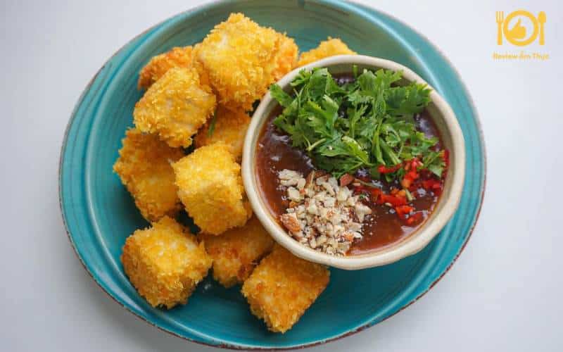 Món đậu hũ tẩm bột chiên giòn hấp dẫn, ăn kèm với tương chấm