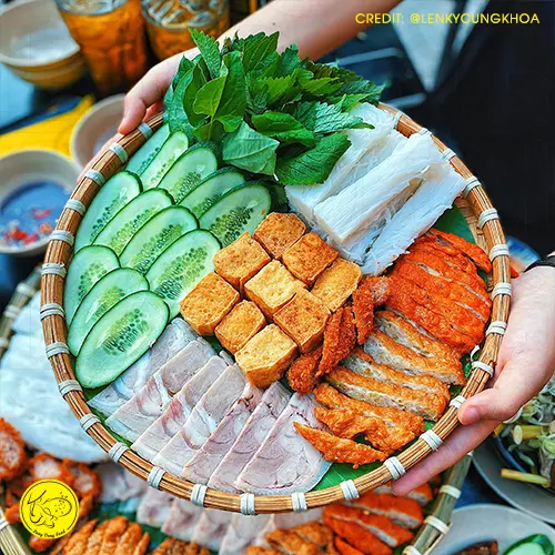 Review Hệ Thống Bún Đậu Làng Vòng: Chuẩn Vị Bắc Giữa Lòng Sài Gòn 8 Mẹt Làng Vòng đầy đặn với đủ các loại topping hấp dẫn đảm bảo ăn là no căng bụng