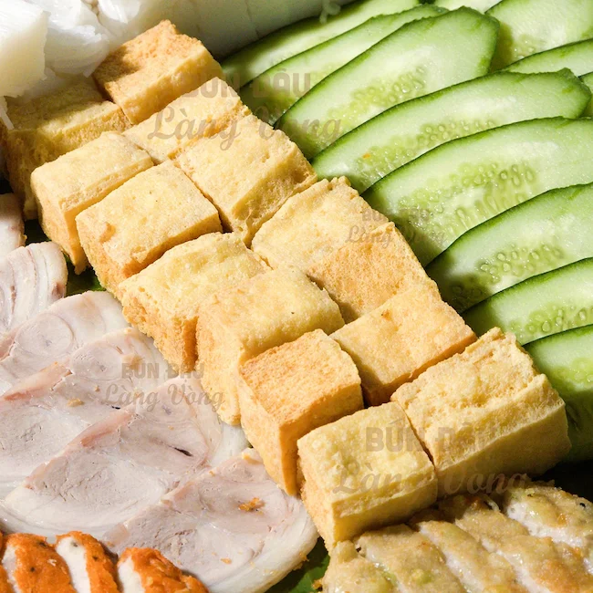 Review Hệ Thống Bún Đậu Làng Vòng: Chuẩn Vị Bắc Giữa Lòng Sài Gòn 7 Những miếng đậu mơ được cắt vuông vắn, chiên vàng đều các mặt – "linh hồn" của mẹt bún đậu chuẩn vị