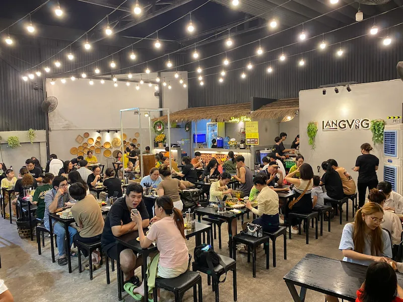 Review Hệ Thống Bún Đậu Làng Vòng: Chuẩn Vị Bắc Giữa Lòng Sài Gòn 9 Không gian mở thoáng đãng và luôn tấp nập thực khách là hình ảnh quen thuộc tại các chi nhánh bún đậu Làng Vòng